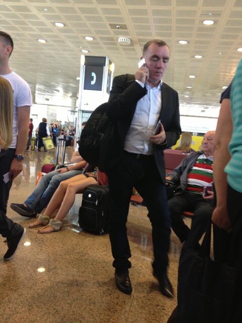 Йън Айре на път за Барселона. Снимка: "Туитър"